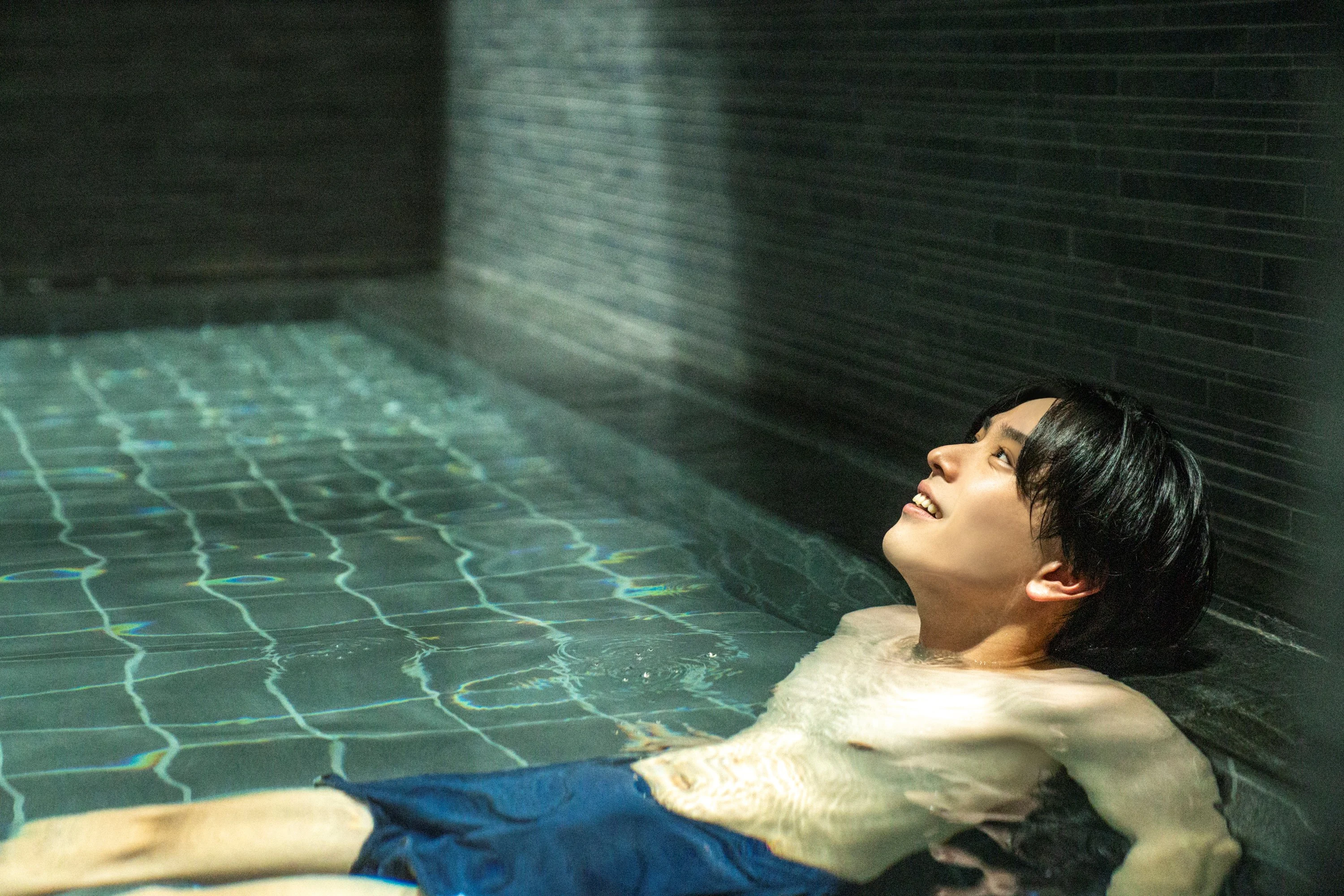 【黒羽麻璃央】「SAUNA BROS.」翔ぶ瞬間に掲載！